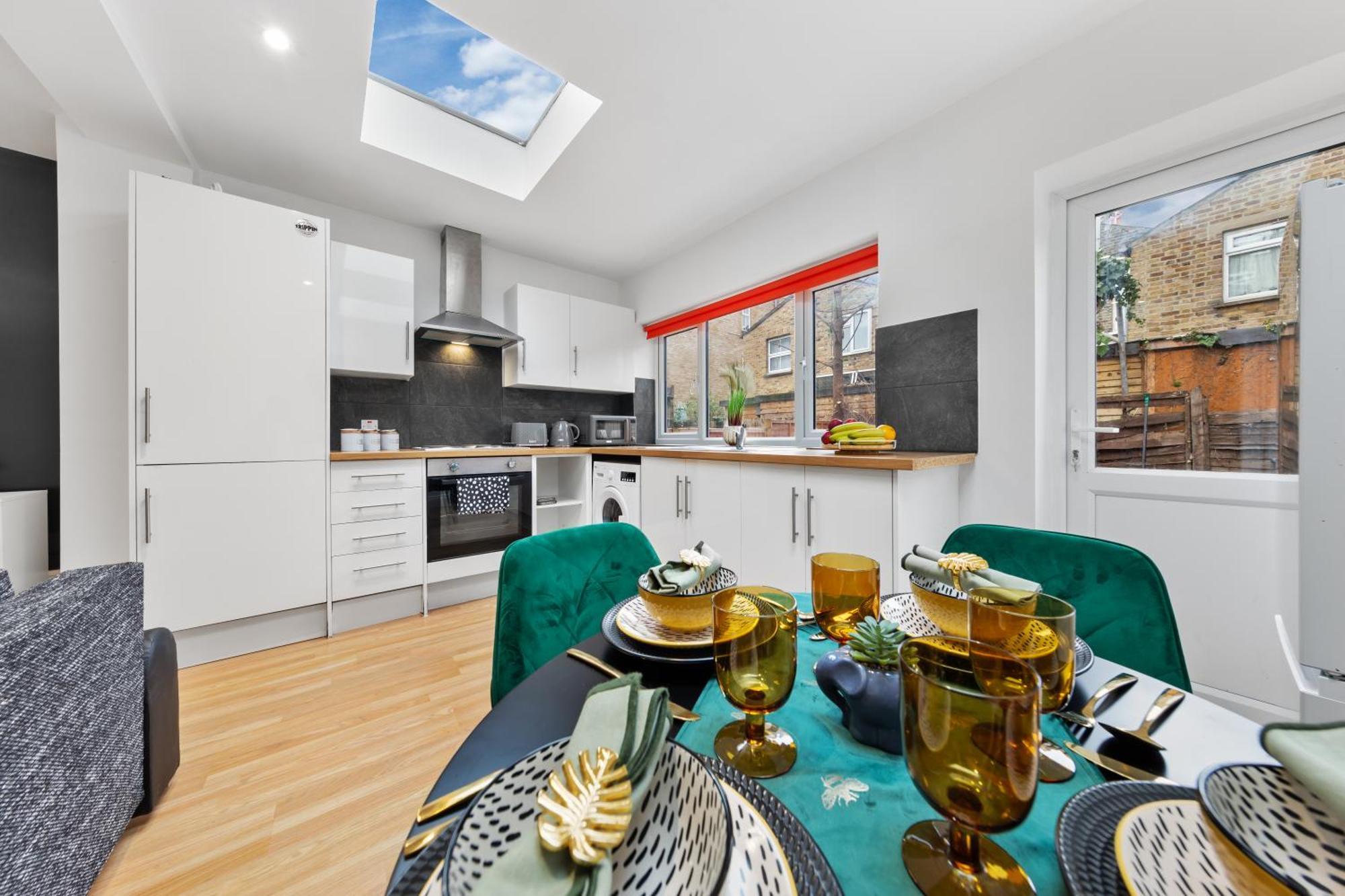Apartment Immaculate 2-bed Escape- Sleeps 6- Garden & Parking - 15 Mins To Central- Save 20 Percent Weekly! London