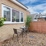 Large & Stunning 2 Bed Flat In Zone 2- 15 Minutes From Central London With Garden & Parking! 20 Percent Off Long Stays! 5 Separate Beds & Sleeps 6! Instant Book! Self-Check-In!
