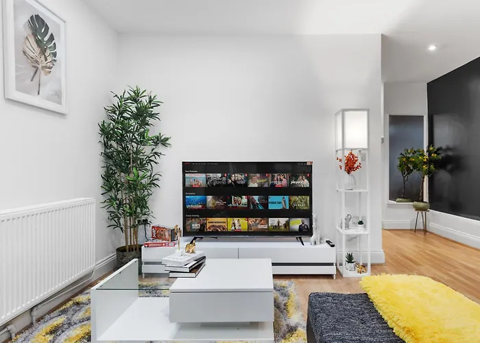 Large & Stunning 2 Bed Flat In Zone 2- 15 Minutes From Central London With Garden & Parking! 20 Percent Off Long Stays! 5 Separate Beds & Sleeps 6! Instant Book! Self-Check-In!