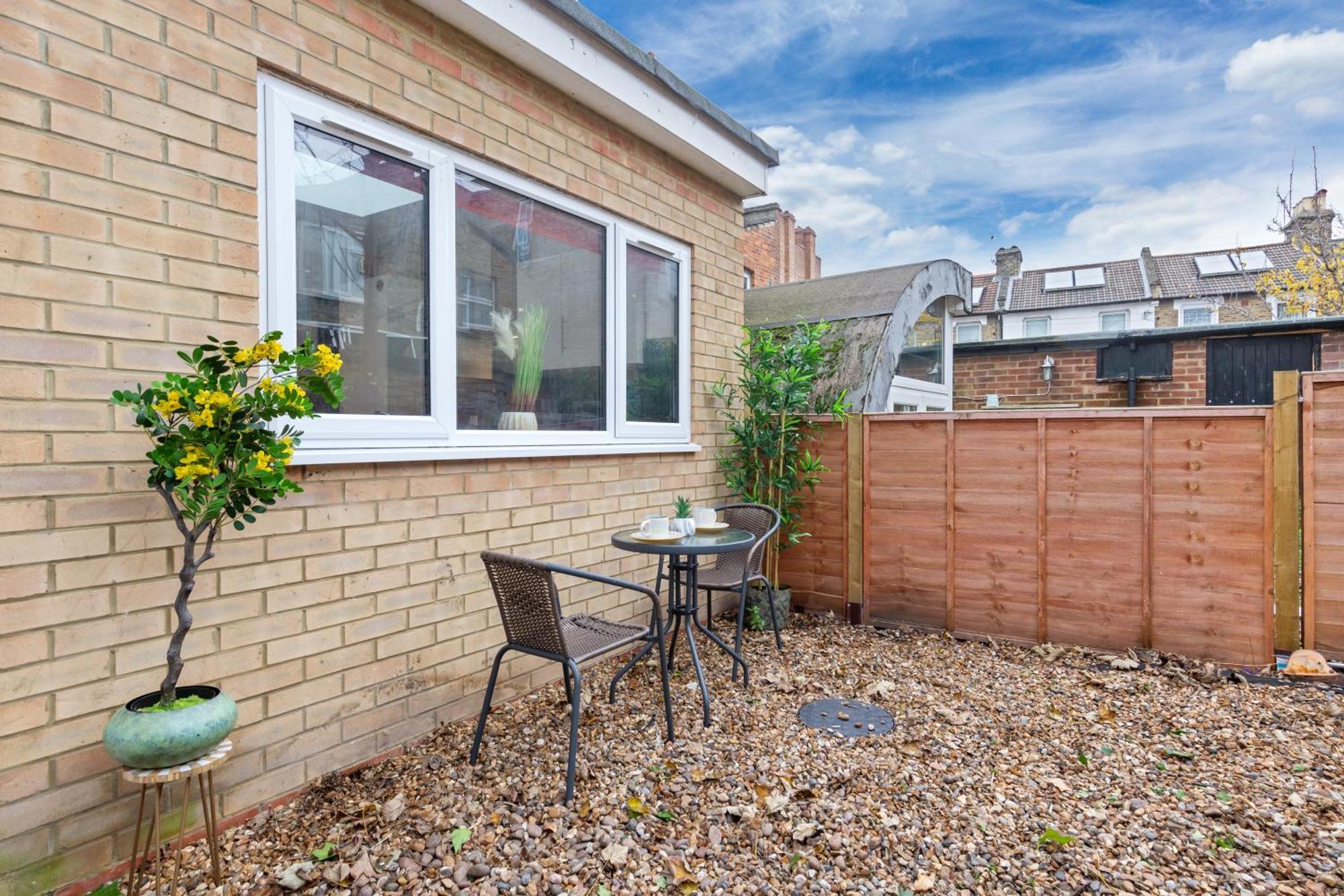 Appartamento Large & Stunning 2 Bed Flat In Zone 2- 15 Minutes From With Garden & Parking! 20 Percent Off Long Stays! 5 Separate Beds & Sleeps 6! Instant Book! Self-check-in! *