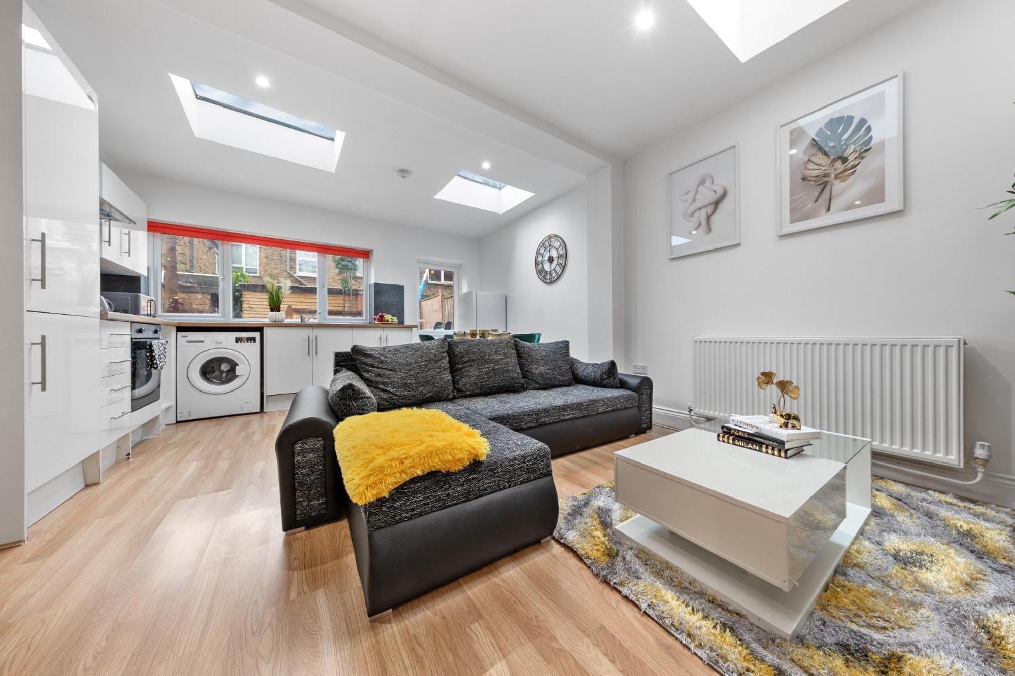 Appartamento Large & Stunning 2 Bed Flat In Zone 2- 15 Minutes From With Garden & Parking! 20 Percent Off Long Stays! 5 Separate Beds & Sleeps 6! Instant Book! Self-check-in! Londra