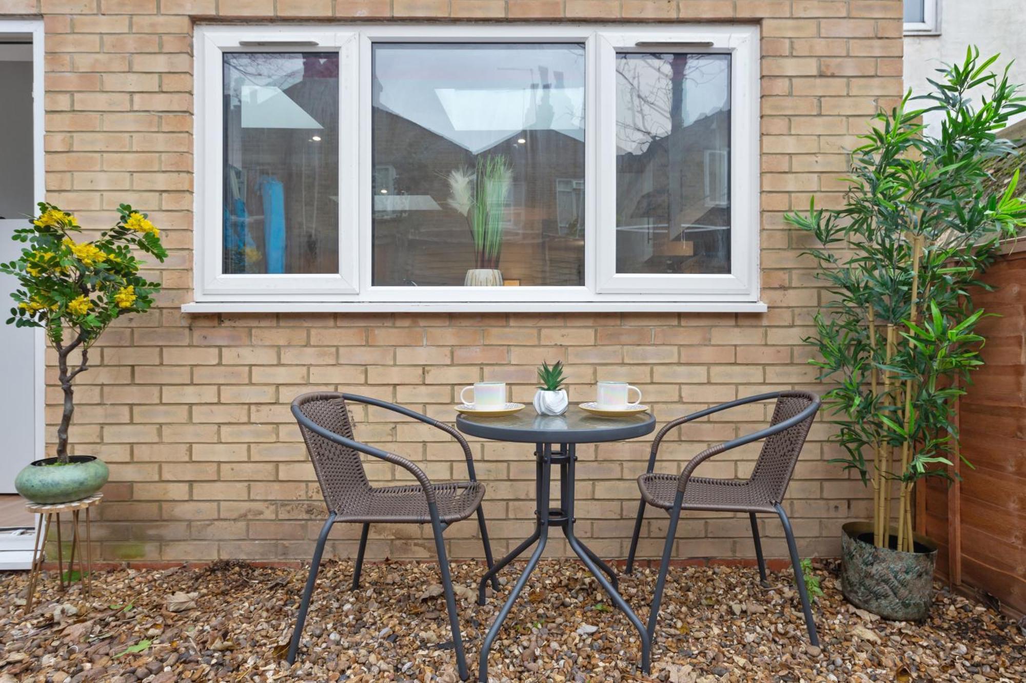 Large & Stunning 2 Bed Flat In Zone 2- 15 Minutes From With Garden & Parking! 20 Percent Off Long Stays! 5 Separate Beds & Sleeps 6! Instant Book! Self-check-in!
