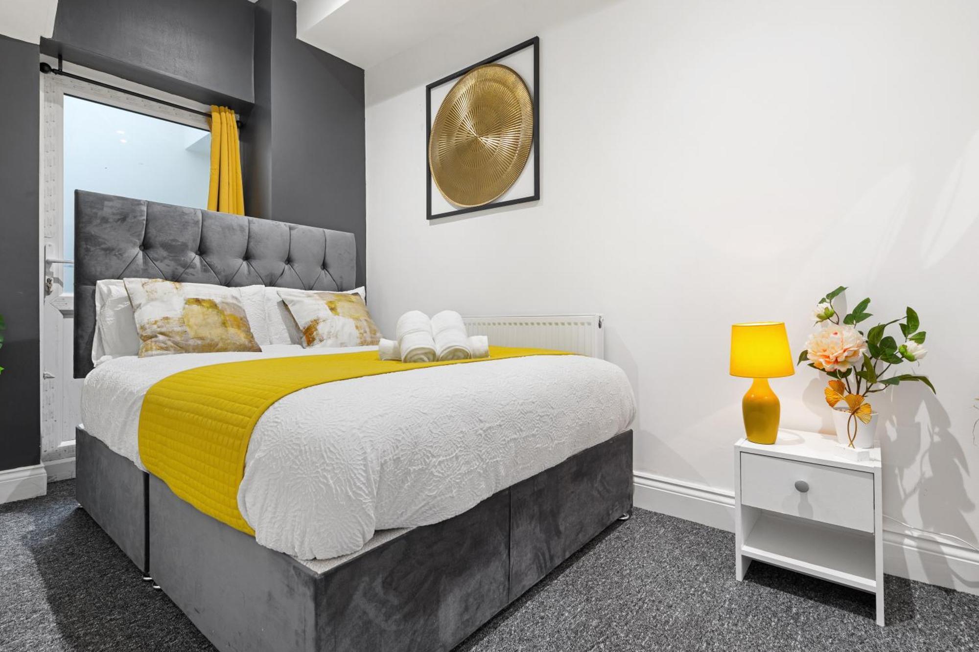 Large & Stunning 2 Bed Flat In Zone 2- 15 Minutes From With Garden & Parking! 20 Percent Off Long Stays! 5 Separate Beds & Sleeps 6! Instant Book! Self-check-in! Appartamento