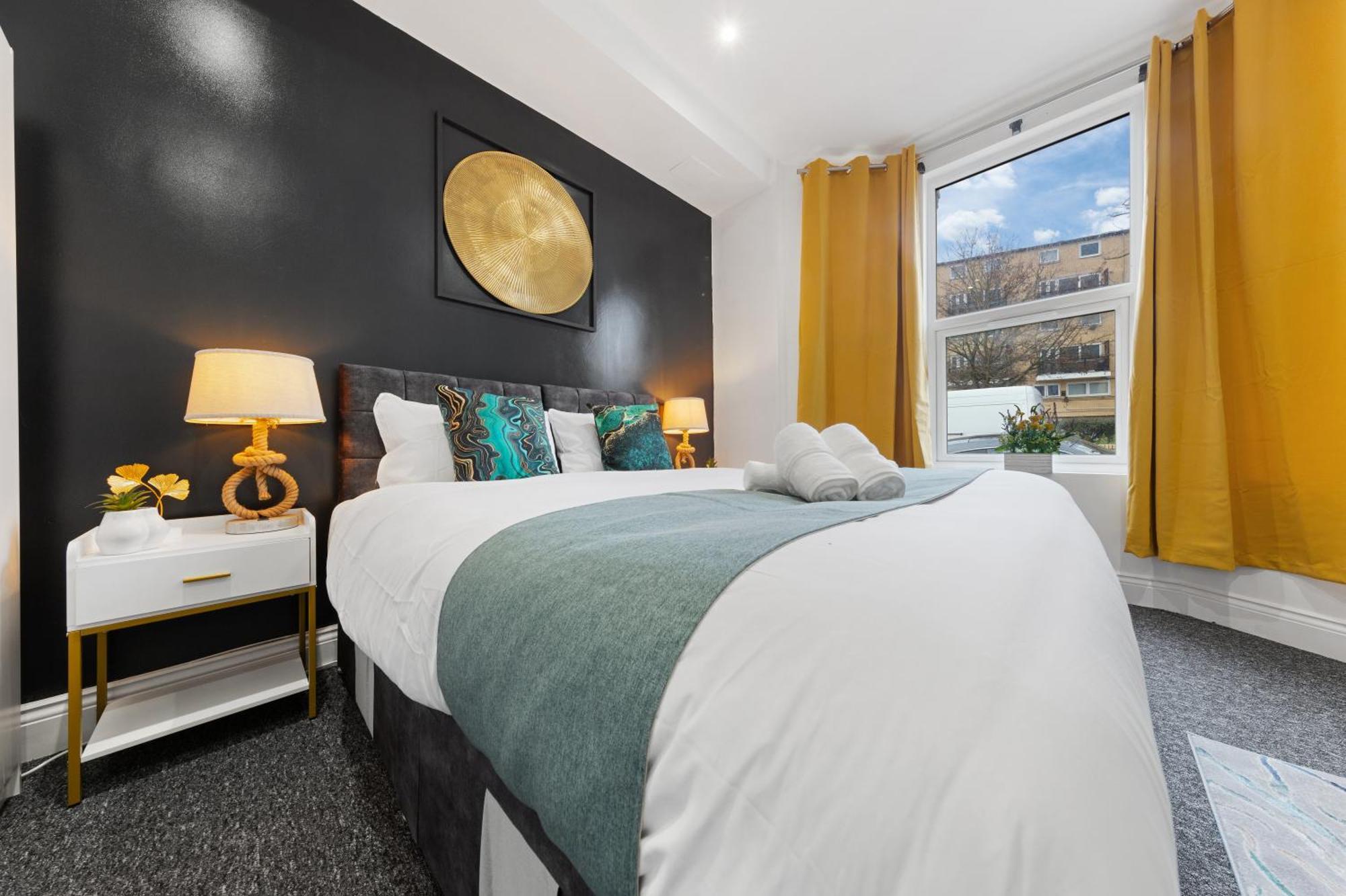 Large & Stunning 2 Bed Flat In Zone 2- 15 Minutes From With Garden & Parking! 20 Percent Off Long Stays! 5 Separate Beds & Sleeps 6! Instant Book! Self-check-in! Appartamento *