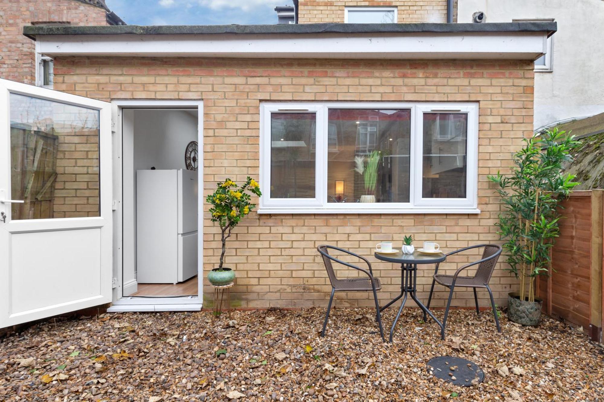 Large & Stunning 2 Bed Flat In Zone 2- 15 Minutes From With Garden & Parking! 20 Percent Off Long Stays! 5 Separate Beds & Sleeps 6! Instant Book! Self-check-in! Appartamento Londra