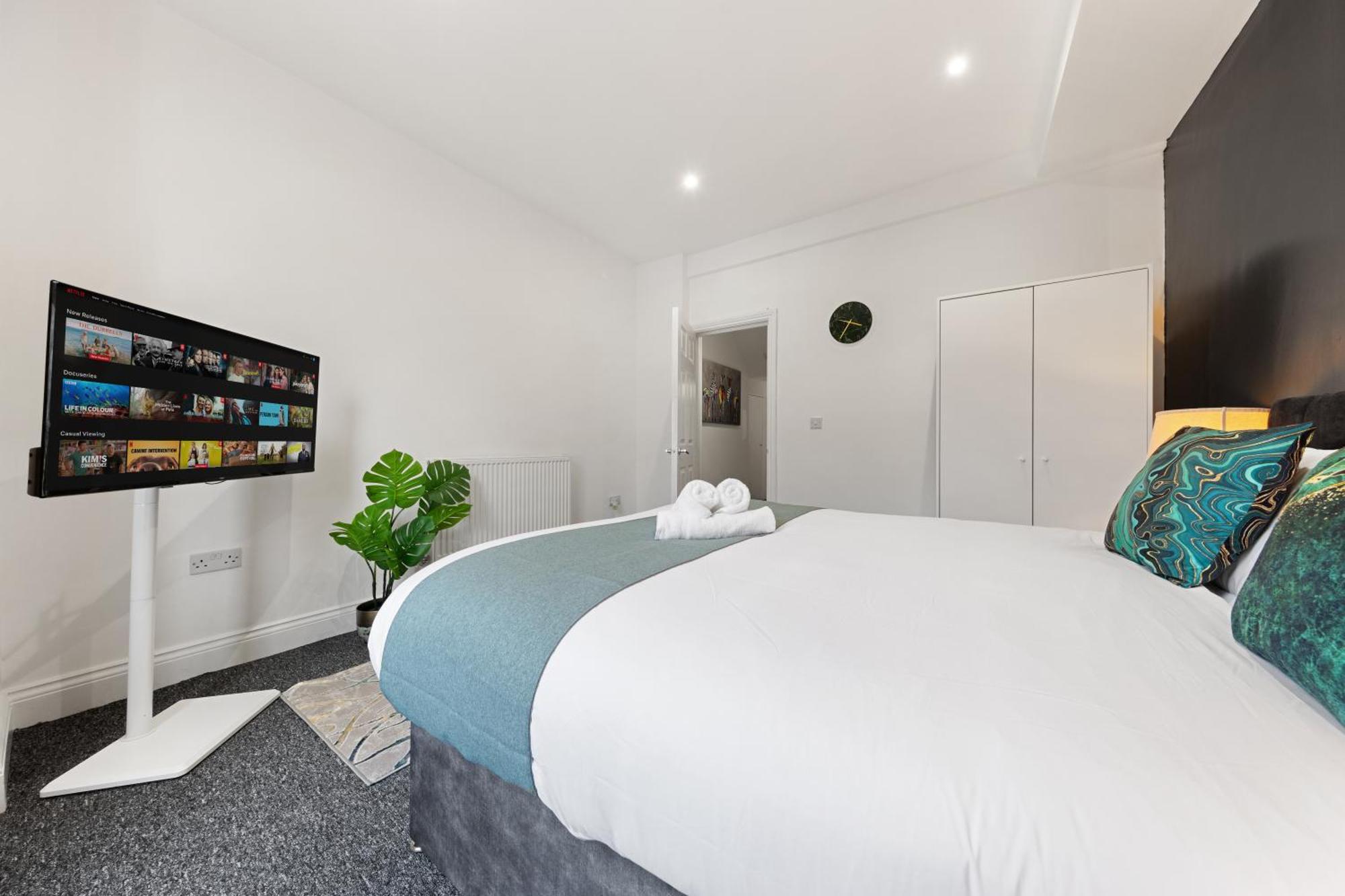 Appartamento Large & Stunning 2 Bed Flat In Zone 2- 15 Minutes From With Garden & Parking! 20 Percent Off Long Stays! 5 Separate Beds & Sleeps 6! Instant Book! Self-check-in! Londra