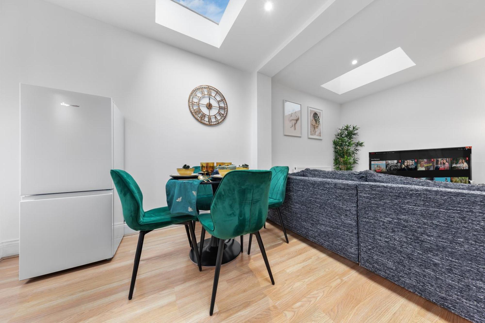 Large & Stunning 2 Bed Flat In Zone 2- 15 Minutes From With Garden & Parking! 20 Percent Off Long Stays! 5 Separate Beds & Sleeps 6! Instant Book! Self-check-in! Londra