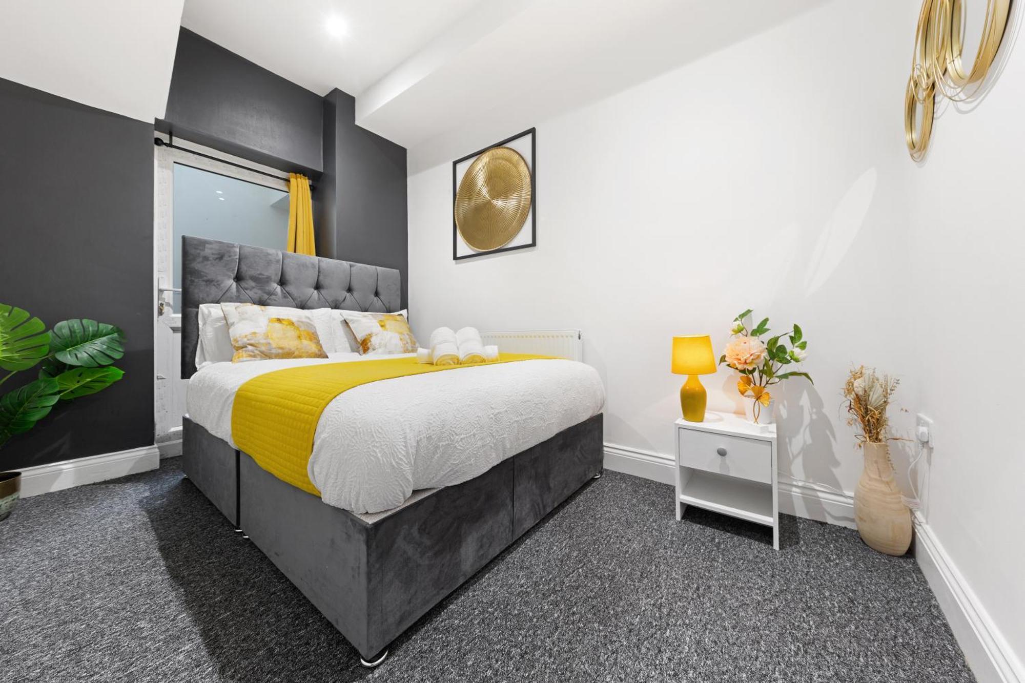 Large & Stunning 2 Bed Flat In Zone 2- 15 Minutes From With Garden & Parking! 20 Percent Off Long Stays! 5 Separate Beds & Sleeps 6! Instant Book! Self-check-in! Appartamento
