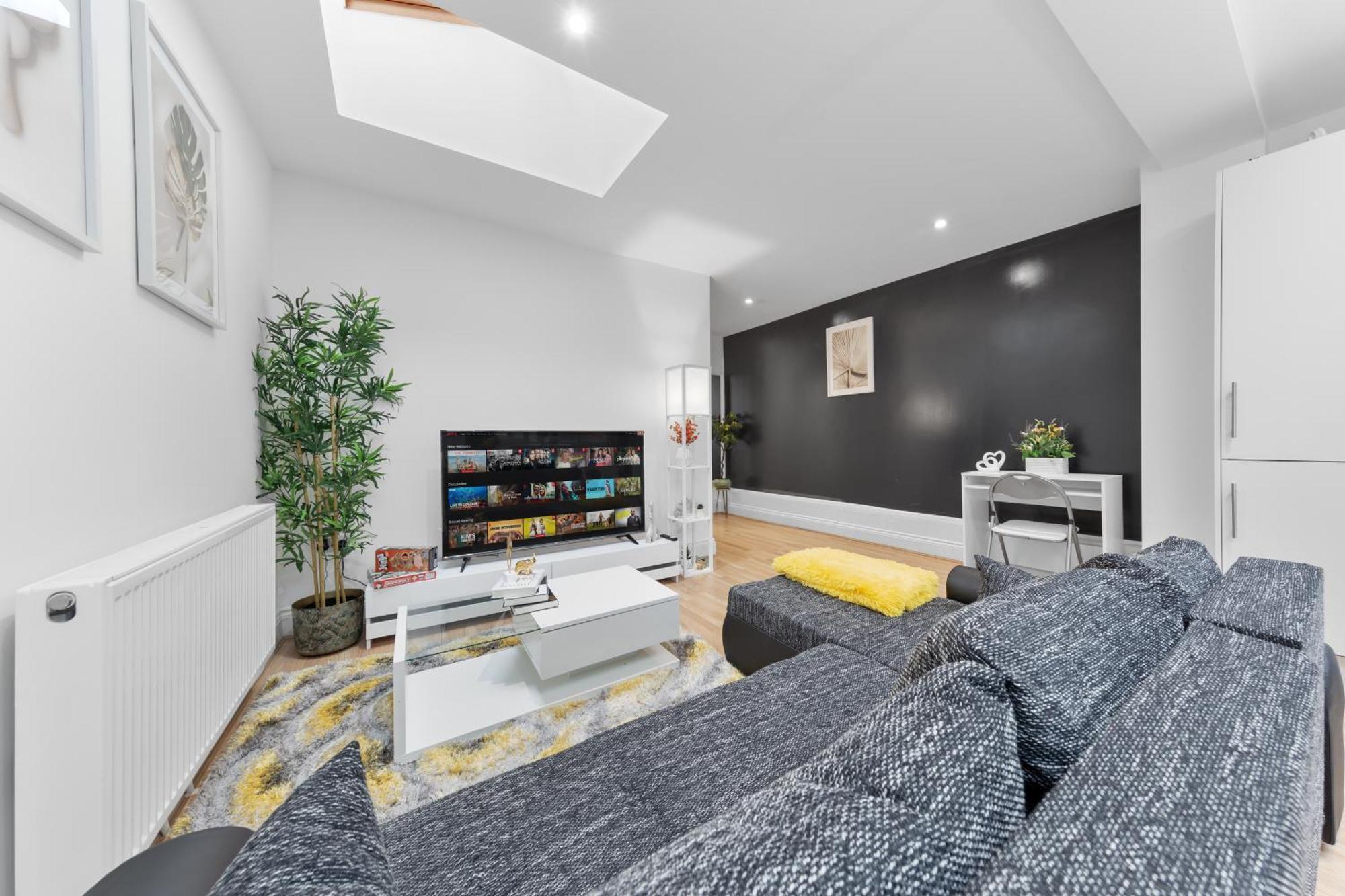 Appartamento Large & Stunning 2 Bed Flat In Zone 2- 15 Minutes From With Garden & Parking! 20 Percent Off Long Stays! 5 Separate Beds & Sleeps 6! Instant Book! Self-check-in!