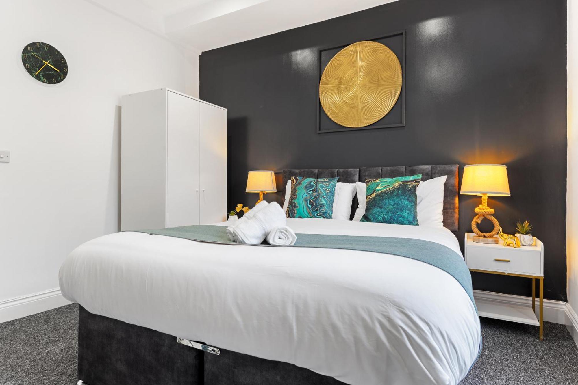 Appartamento Large & Stunning 2 Bed Flat In Zone 2- 15 Minutes From With Garden & Parking! 20 Percent Off Long Stays! 5 Separate Beds & Sleeps 6! Instant Book! Self-check-in! *