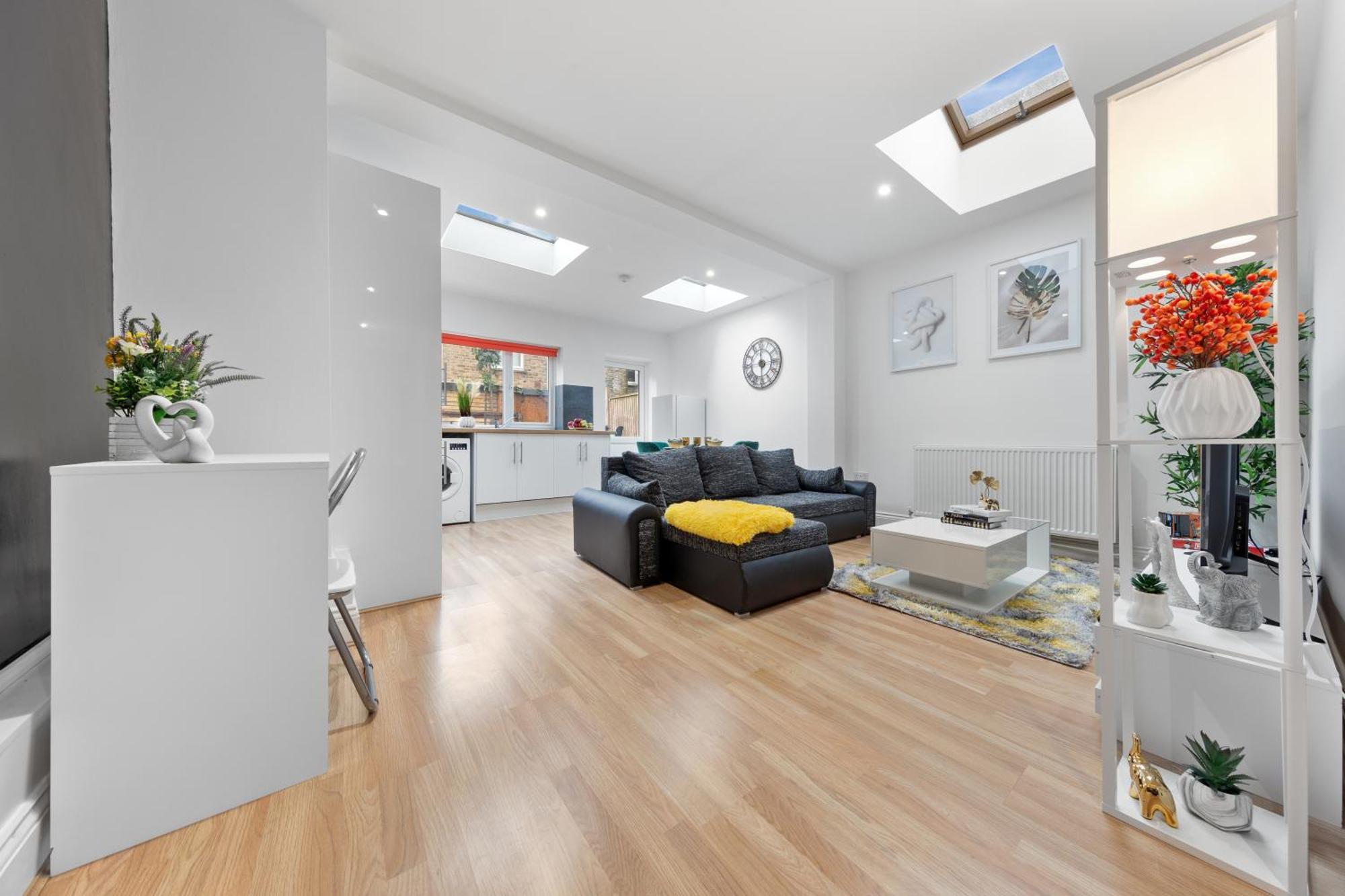 Large & Stunning 2 Bed Flat In Zone 2- 15 Minutes From With Garden & Parking! 20 Percent Off Long Stays! 5 Separate Beds & Sleeps 6! Instant Book! Self-check-in! Appartamento Londra