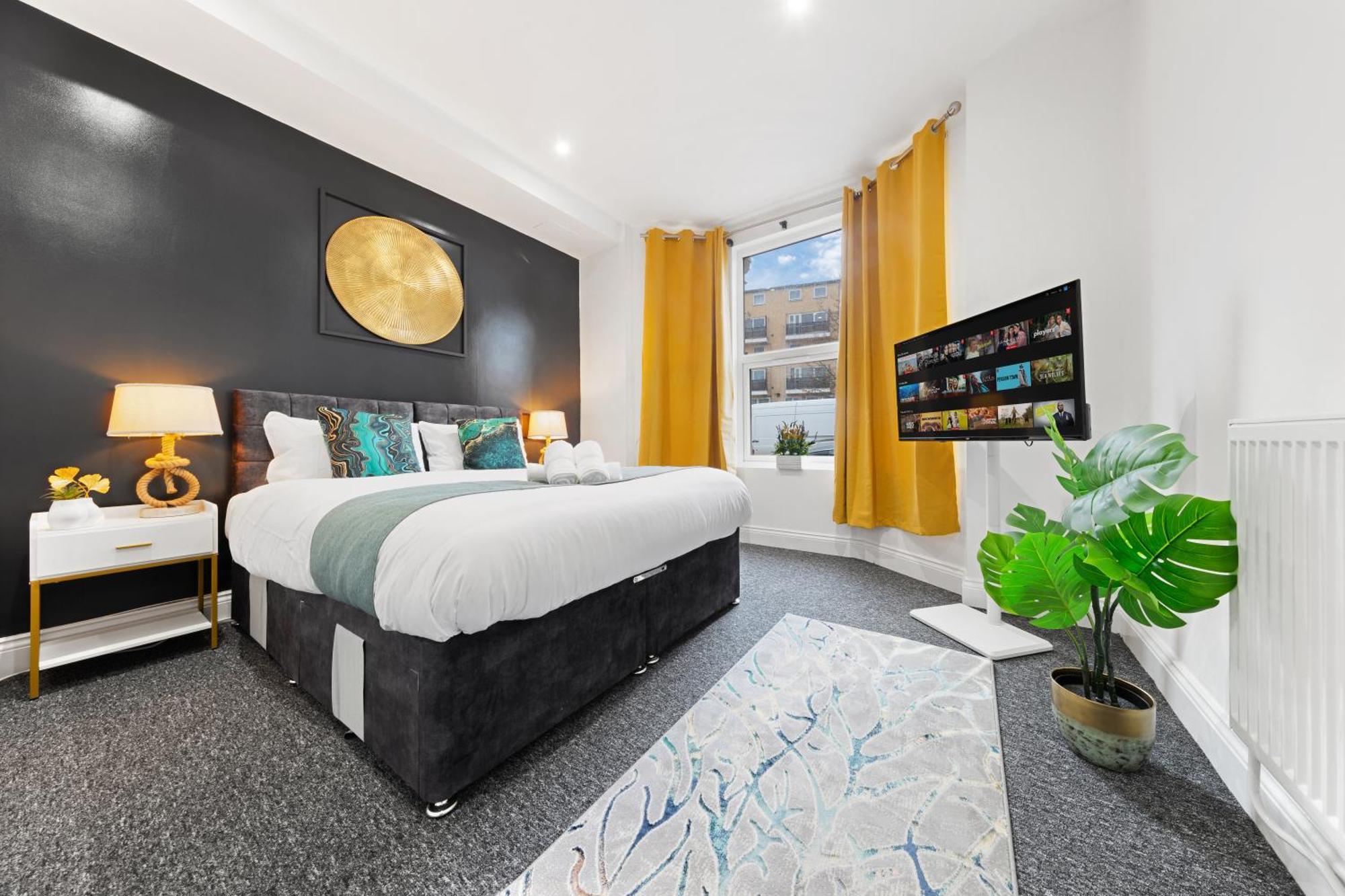 Large & Stunning 2 Bed Flat In Zone 2- 15 Minutes From With Garden & Parking! 20 Percent Off Long Stays! 5 Separate Beds & Sleeps 6! Instant Book! Self-check-in! Londra
