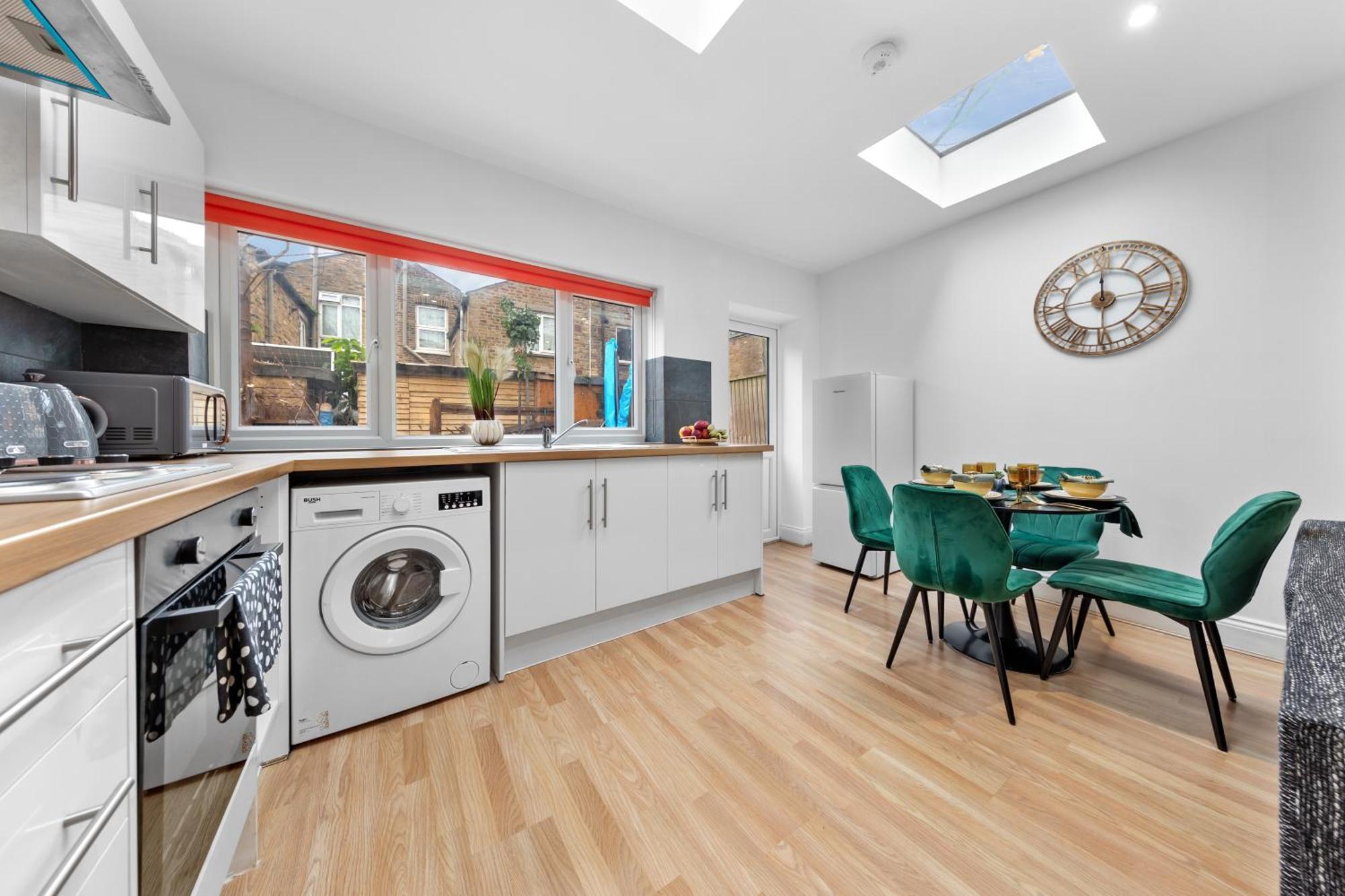 Large & Stunning 2 Bed Flat In Zone 2- 15 Minutes From With Garden & Parking! 20 Percent Off Long Stays! 5 Separate Beds & Sleeps 6! Instant Book! Self-check-in!