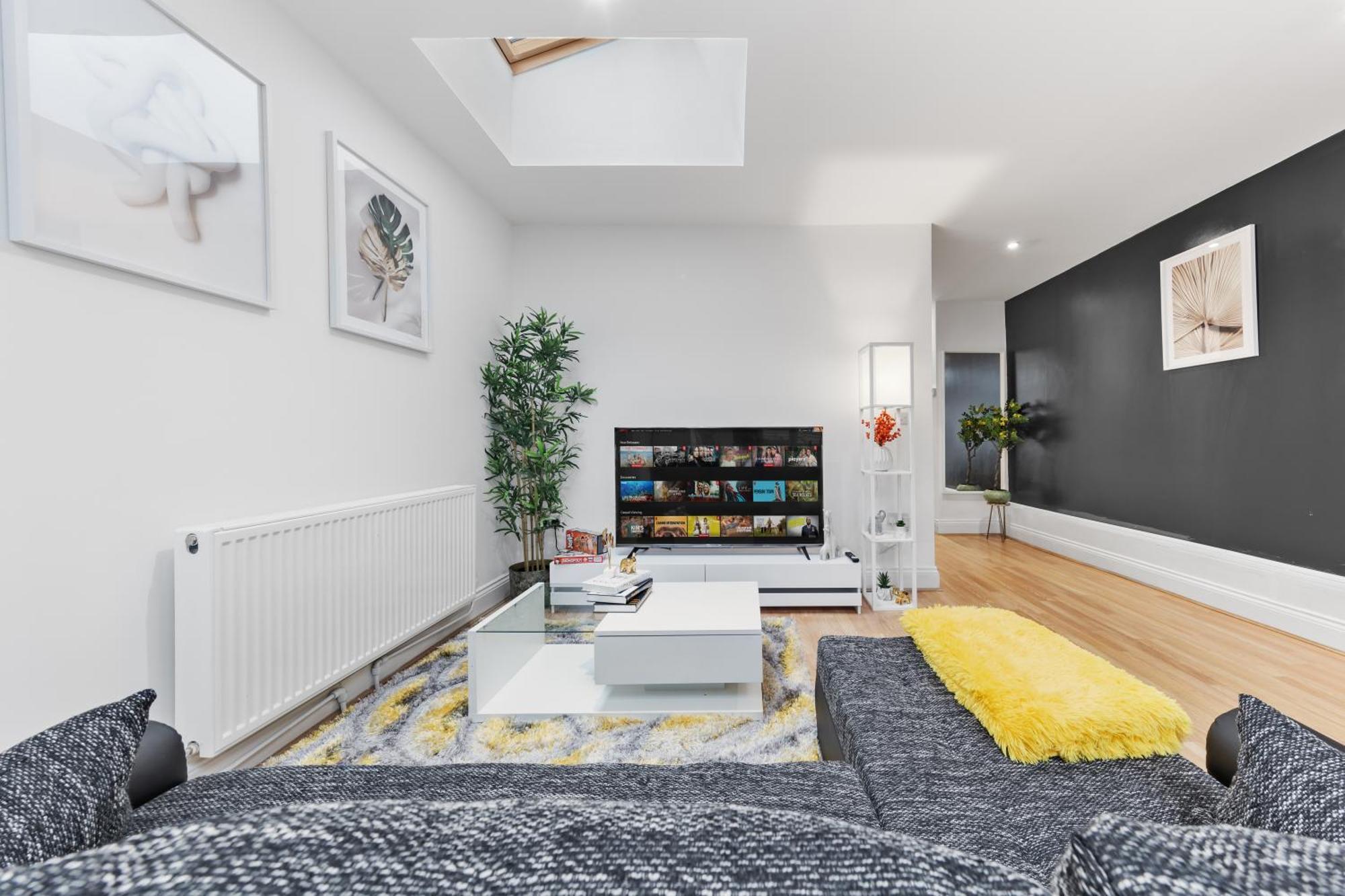 Large & Stunning 2 Bed Flat In Zone 2- 15 Minutes From With Garden & Parking! 20 Percent Off Long Stays! 5 Separate Beds & Sleeps 6! Instant Book! Self-check-in! Londra