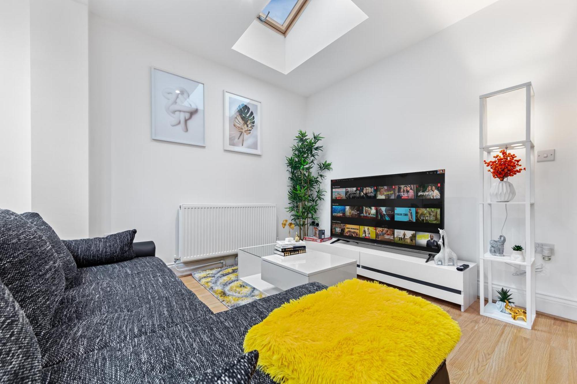 Large & Stunning 2 Bed Flat In Zone 2- 15 Minutes From With Garden & Parking! 20 Percent Off Long Stays! 5 Separate Beds & Sleeps 6! Instant Book! Self-check-in! * Londra
