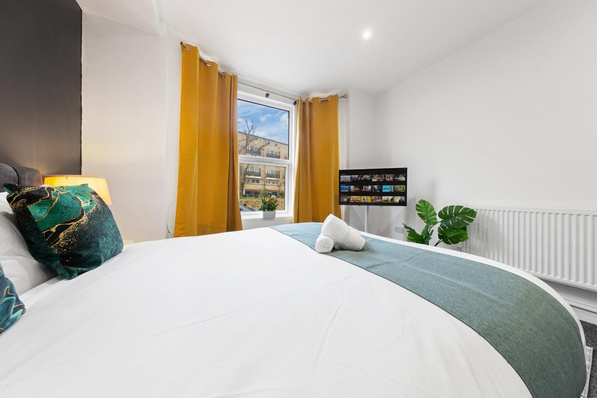 Large & Stunning 2 Bed Flat In Zone 2- 15 Minutes From With Garden & Parking! 20 Percent Off Long Stays! 5 Separate Beds & Sleeps 6! Instant Book! Self-check-in!