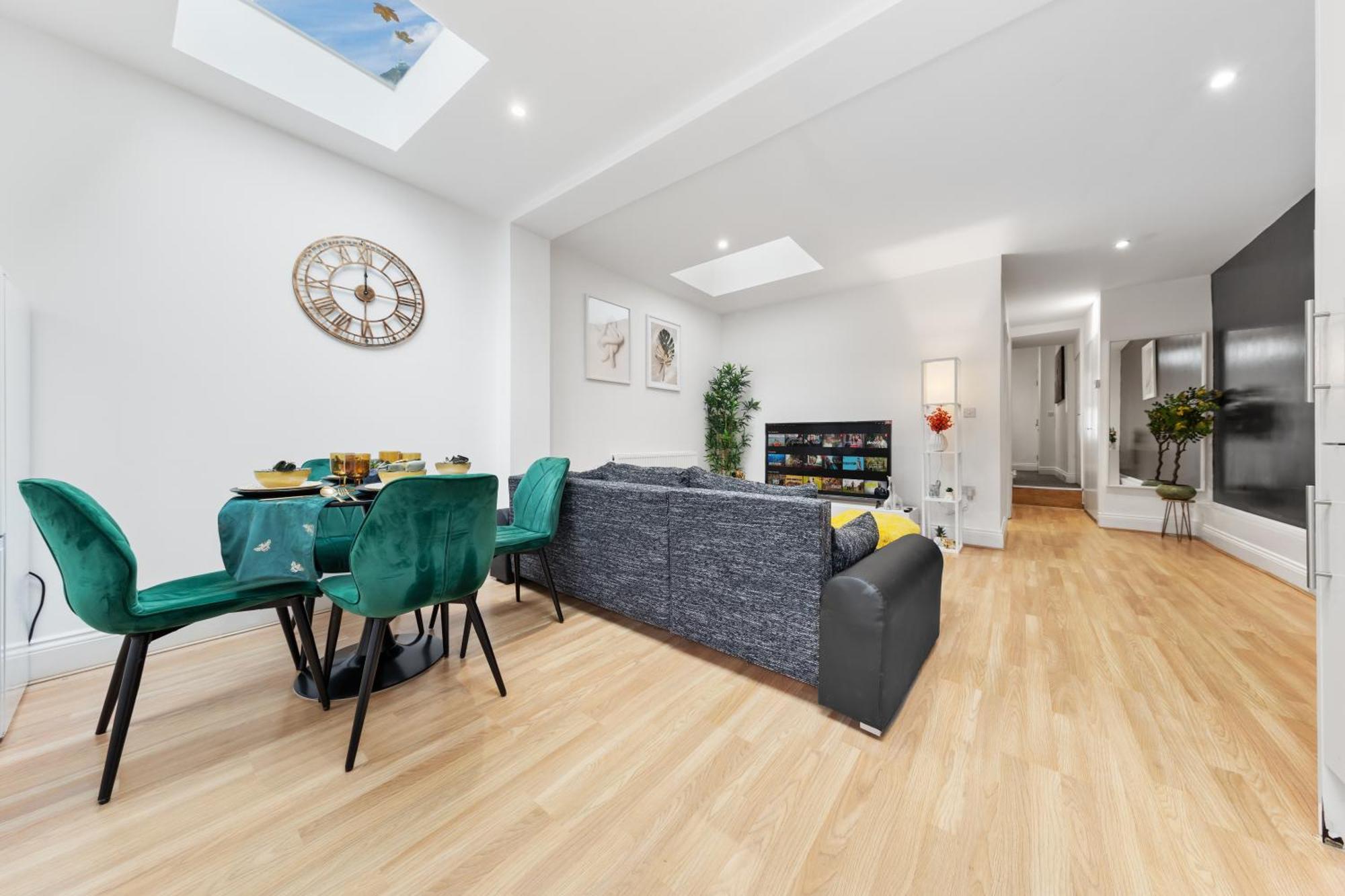 Appartamento Large & Stunning 2 Bed Flat In Zone 2- 15 Minutes From With Garden & Parking! 20 Percent Off Long Stays! 5 Separate Beds & Sleeps 6! Instant Book! Self-check-in! *