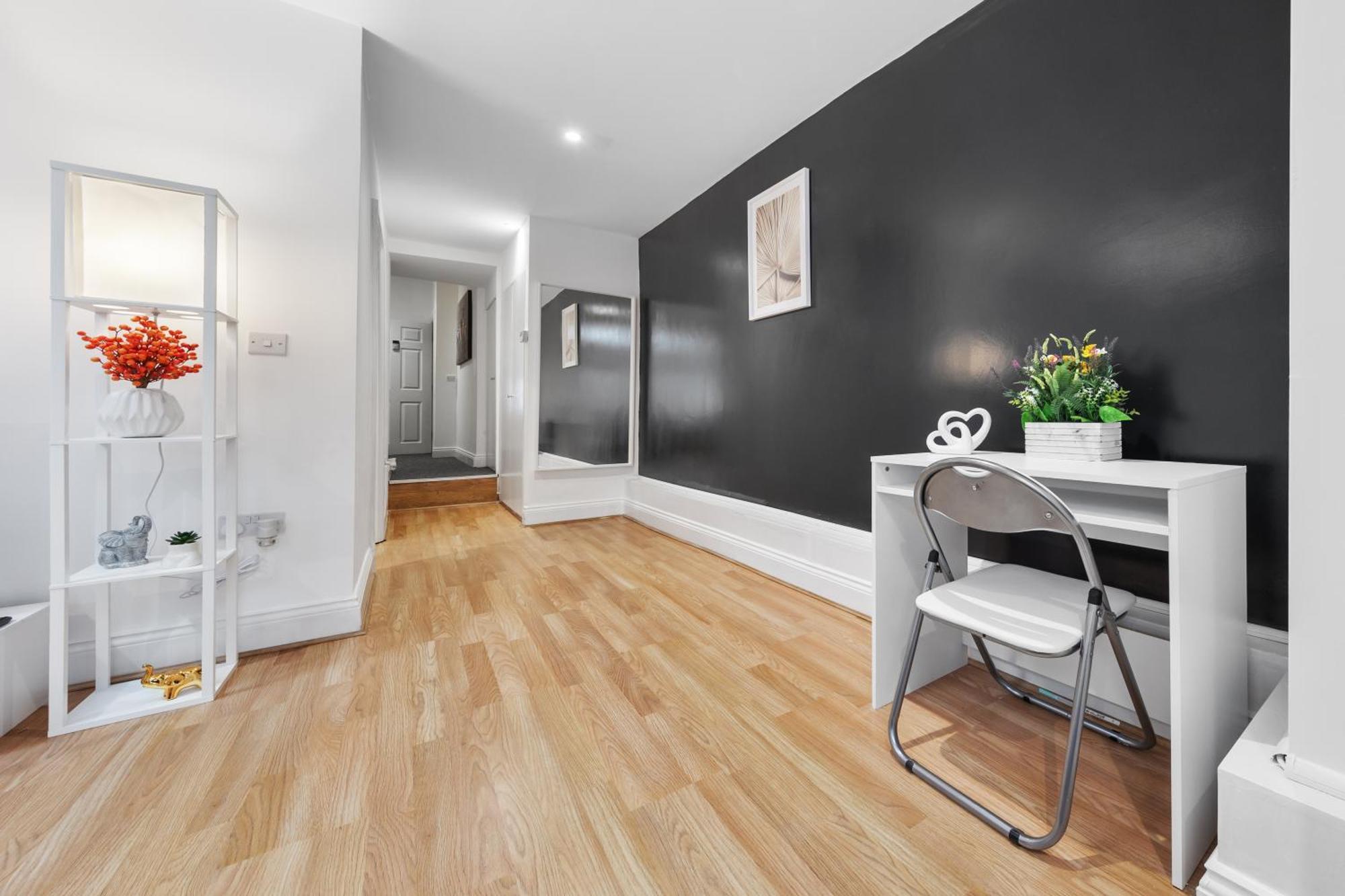 Large & Stunning 2 Bed Flat In Zone 2- 15 Minutes From With Garden & Parking! 20 Percent Off Long Stays! 5 Separate Beds & Sleeps 6! Instant Book! Self-check-in! Appartamento Londra