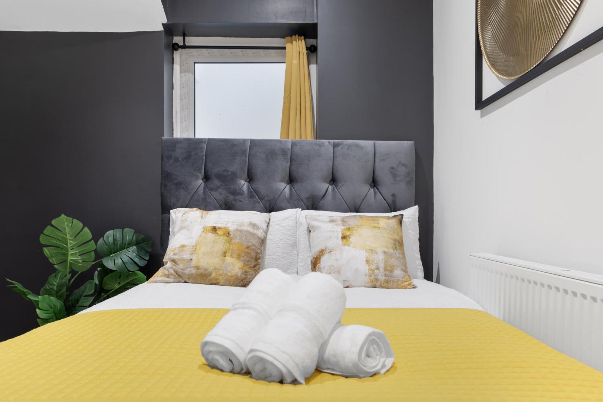 Large & Stunning 2 Bed Flat In Zone 2- 15 Minutes From With Garden & Parking! 20 Percent Off Long Stays! 5 Separate Beds & Sleeps 6! Instant Book! Self-check-in! * Londra