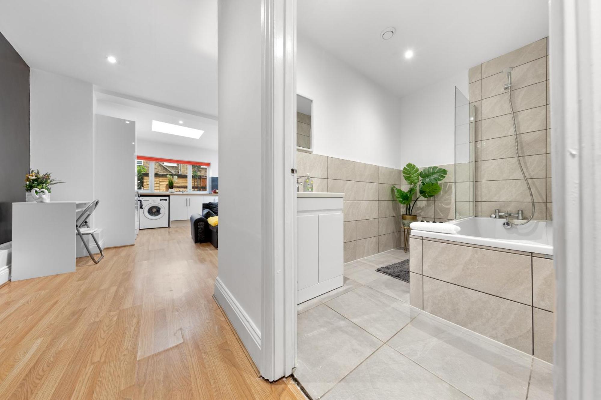 Large & Stunning 2 Bed Flat In Zone 2- 15 Minutes From With Garden & Parking! 20 Percent Off Long Stays! 5 Separate Beds & Sleeps 6! Instant Book! Self-check-in! Appartamento