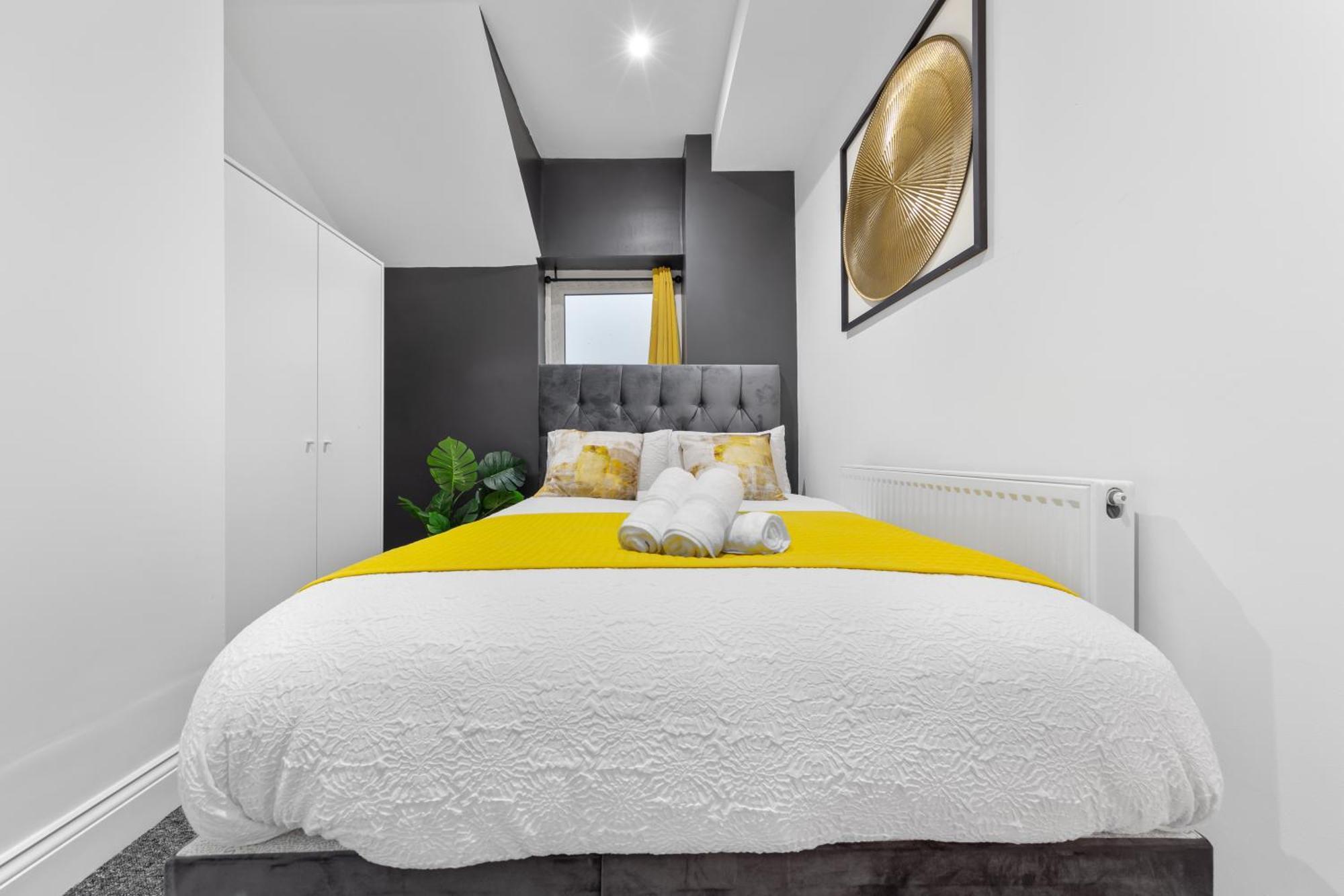 Appartamento Large & Stunning 2 Bed Flat In Zone 2- 15 Minutes From With Garden & Parking! 20 Percent Off Long Stays! 5 Separate Beds & Sleeps 6! Instant Book! Self-check-in!