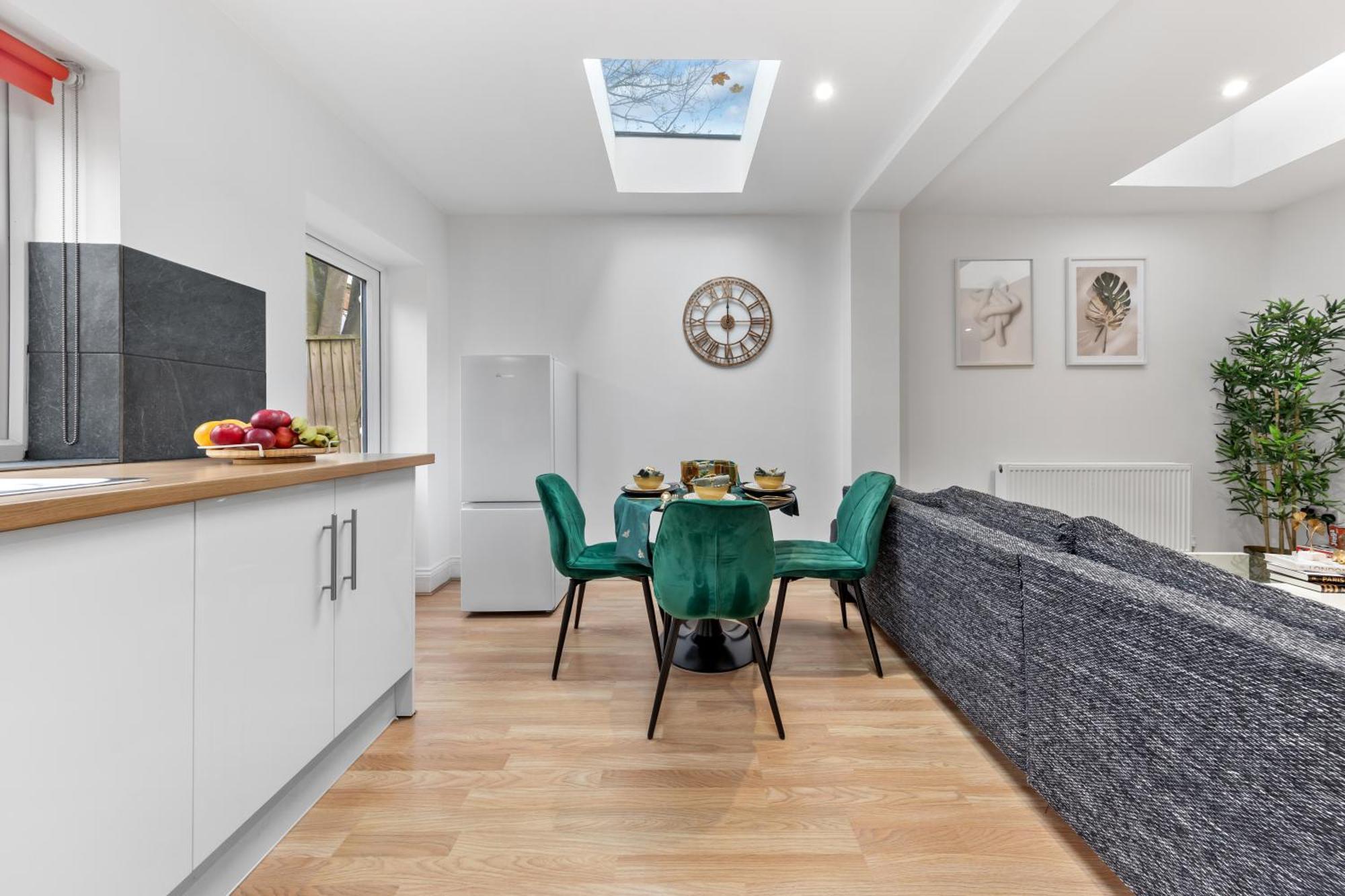 Large & Stunning 2 Bed Flat In Zone 2- 15 Minutes From With Garden & Parking! 20 Percent Off Long Stays! 5 Separate Beds & Sleeps 6! Instant Book! Self-check-in! Appartamento Londra