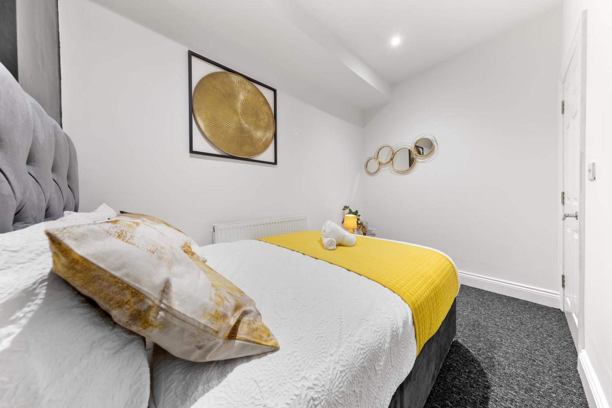 Large & Stunning 2 Bed Flat In Zone 2- 15 Minutes From With Garden & Parking! 20 Percent Off Long Stays! 5 Separate Beds & Sleeps 6! Instant Book! Self-check-in! * Londra