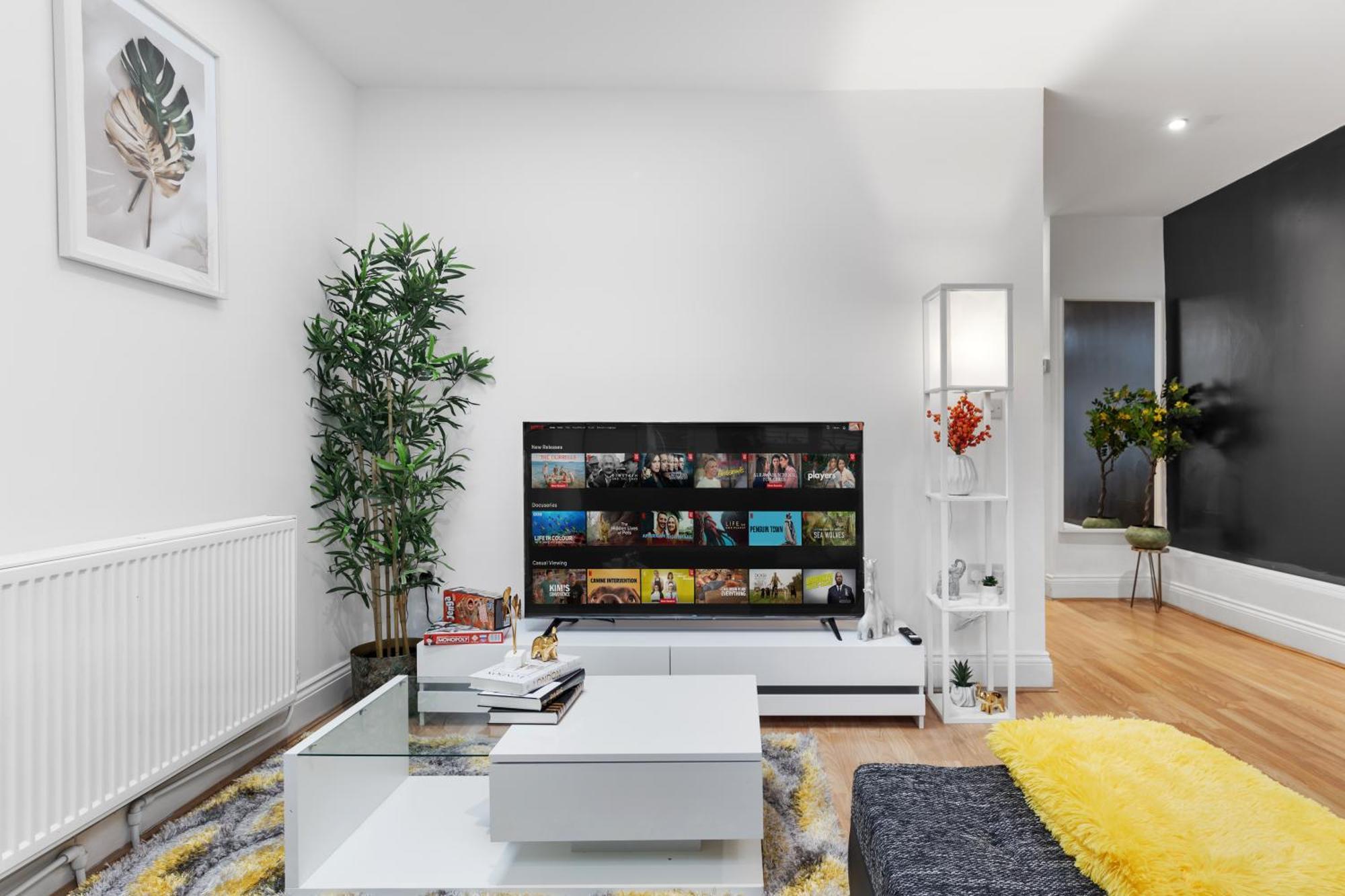 Large & Stunning 2 Bed Flat In Zone 2- 15 Minutes From With Garden & Parking! 20 Percent Off Long Stays! 5 Separate Beds & Sleeps 6! Instant Book! Self-check-in! Londra