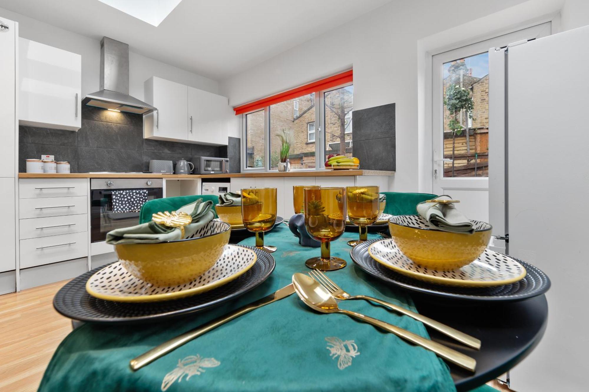 Large & Stunning 2 Bed Flat In Zone 2- 15 Minutes From With Garden & Parking! 20 Percent Off Long Stays! 5 Separate Beds & Sleeps 6! Instant Book! Self-check-in! * Londra