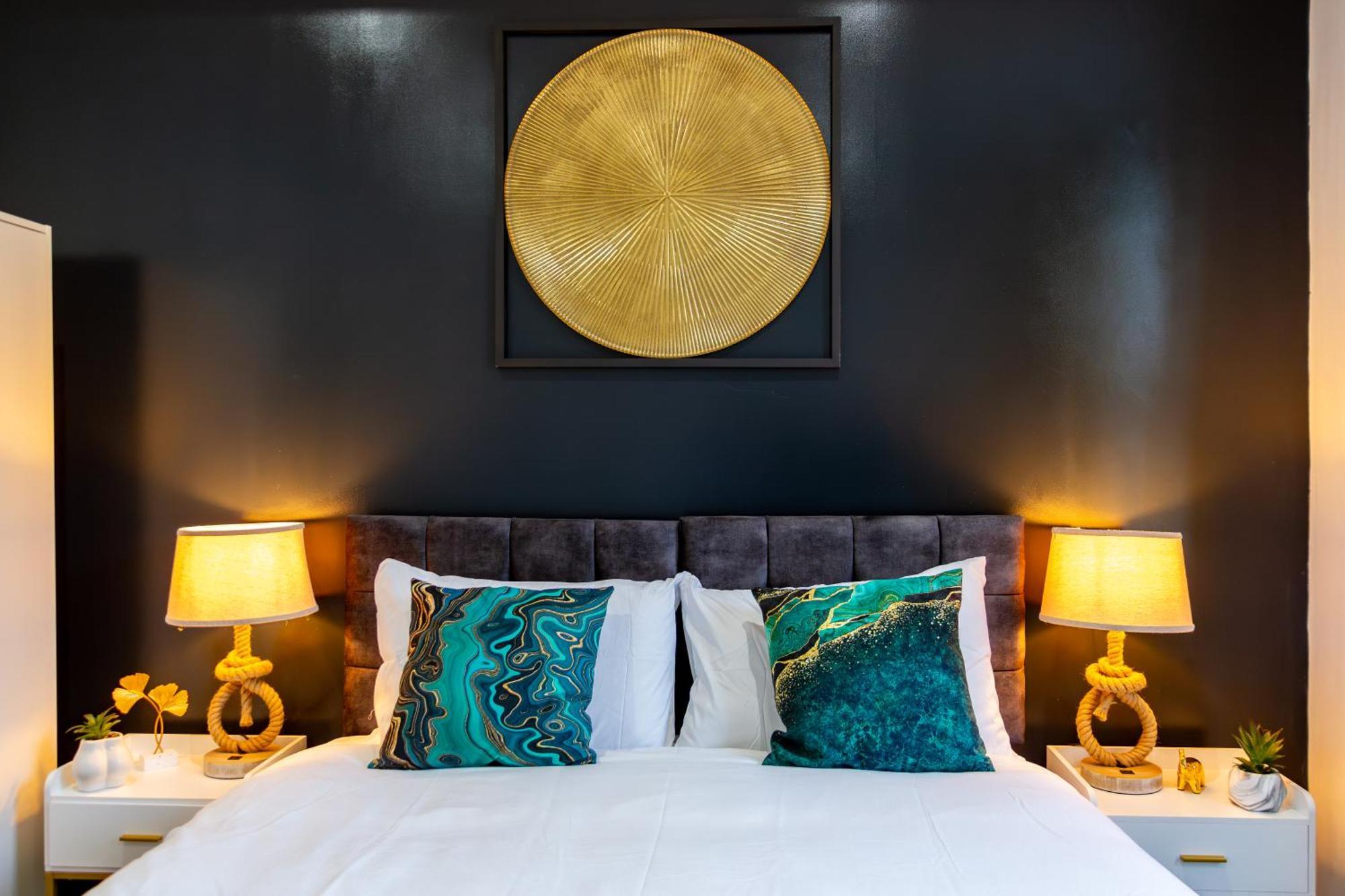 Large & Stunning 2 Bed Flat In Zone 2- 15 Minutes From With Garden & Parking! 20 Percent Off Long Stays! 5 Separate Beds & Sleeps 6! Instant Book! Self-check-in! Appartamento Londra