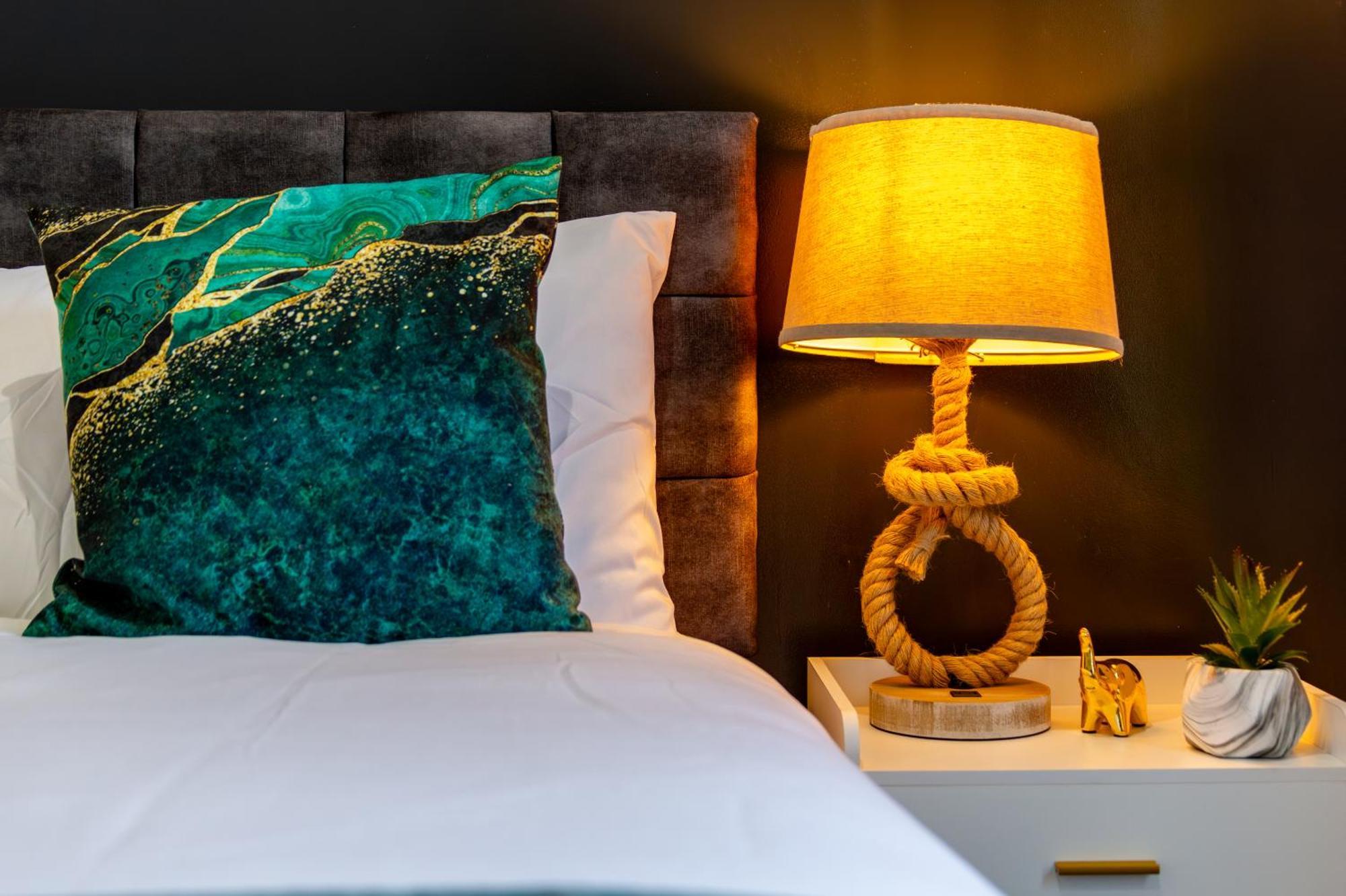 Large & Stunning 2 Bed Flat In Zone 2- 15 Minutes From With Garden & Parking! 20 Percent Off Long Stays! 5 Separate Beds & Sleeps 6! Instant Book! Self-check-in! Londra