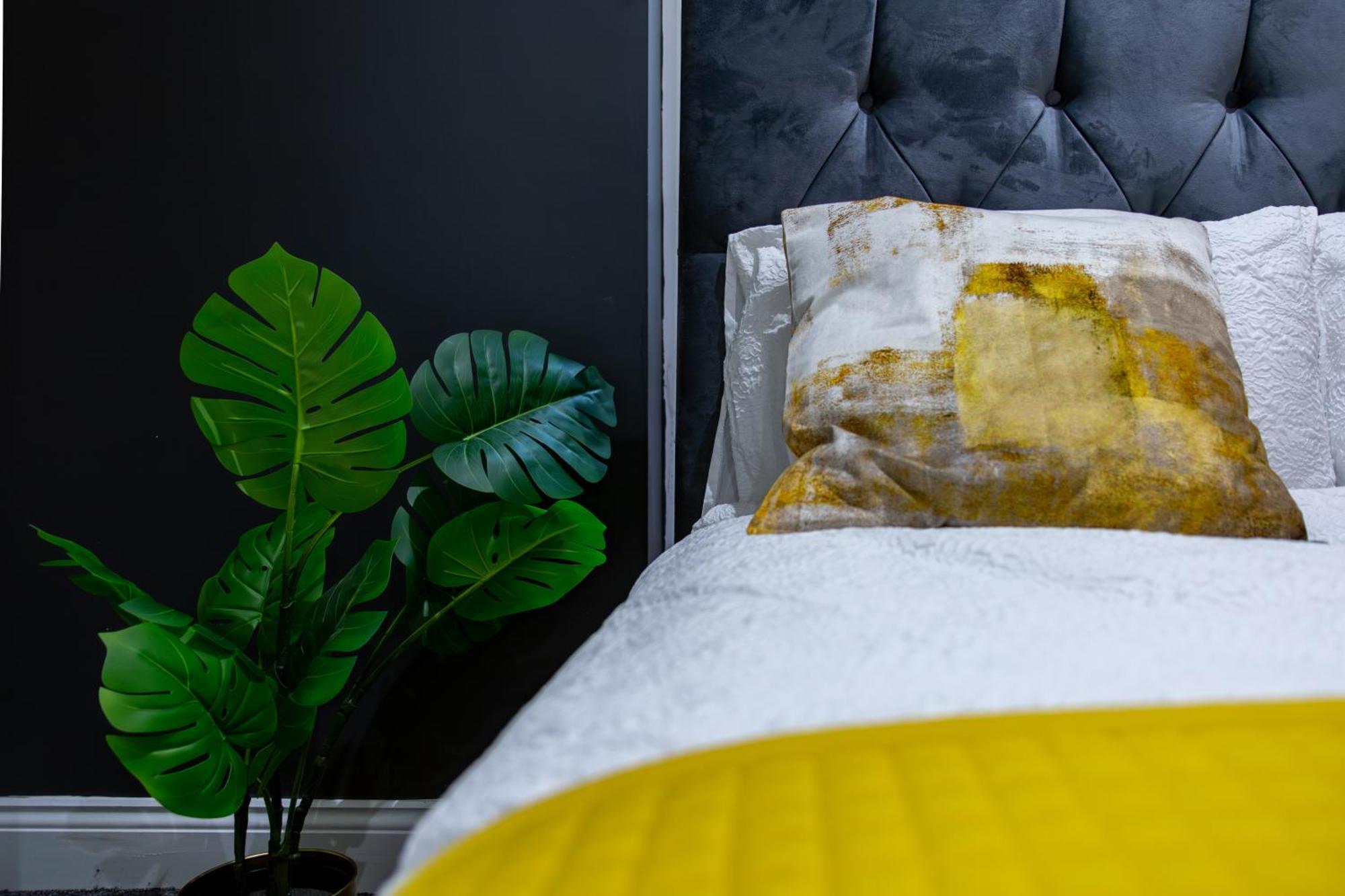 Appartamento Large & Stunning 2 Bed Flat In Zone 2- 15 Minutes From With Garden & Parking! 20 Percent Off Long Stays! 5 Separate Beds & Sleeps 6! Instant Book! Self-check-in!