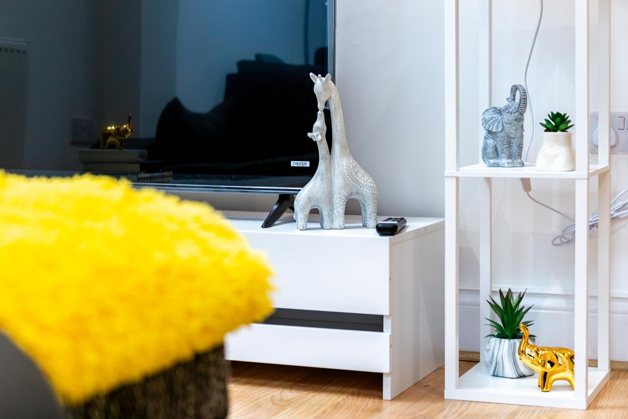 Large & Stunning 2 Bed Flat In Zone 2- 15 Minutes From With Garden & Parking! 20 Percent Off Long Stays! 5 Separate Beds & Sleeps 6! Instant Book! Self-check-in! Londra