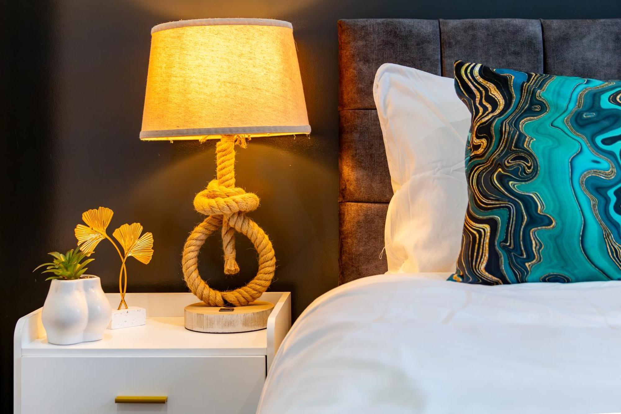 Large & Stunning 2 Bed Flat In Zone 2- 15 Minutes From With Garden & Parking! 20 Percent Off Long Stays! 5 Separate Beds & Sleeps 6! Instant Book! Self-check-in!