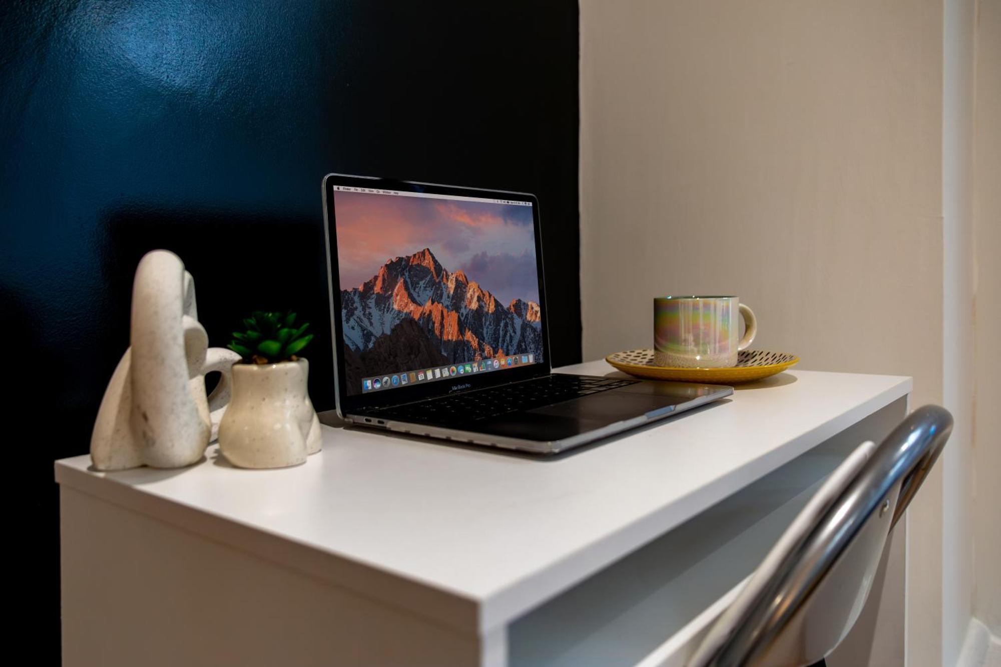 Appartamento Large & Stunning 2 Bed Flat In Zone 2- 15 Minutes From With Garden & Parking! 20 Percent Off Long Stays! 5 Separate Beds & Sleeps 6! Instant Book! Self-check-in!