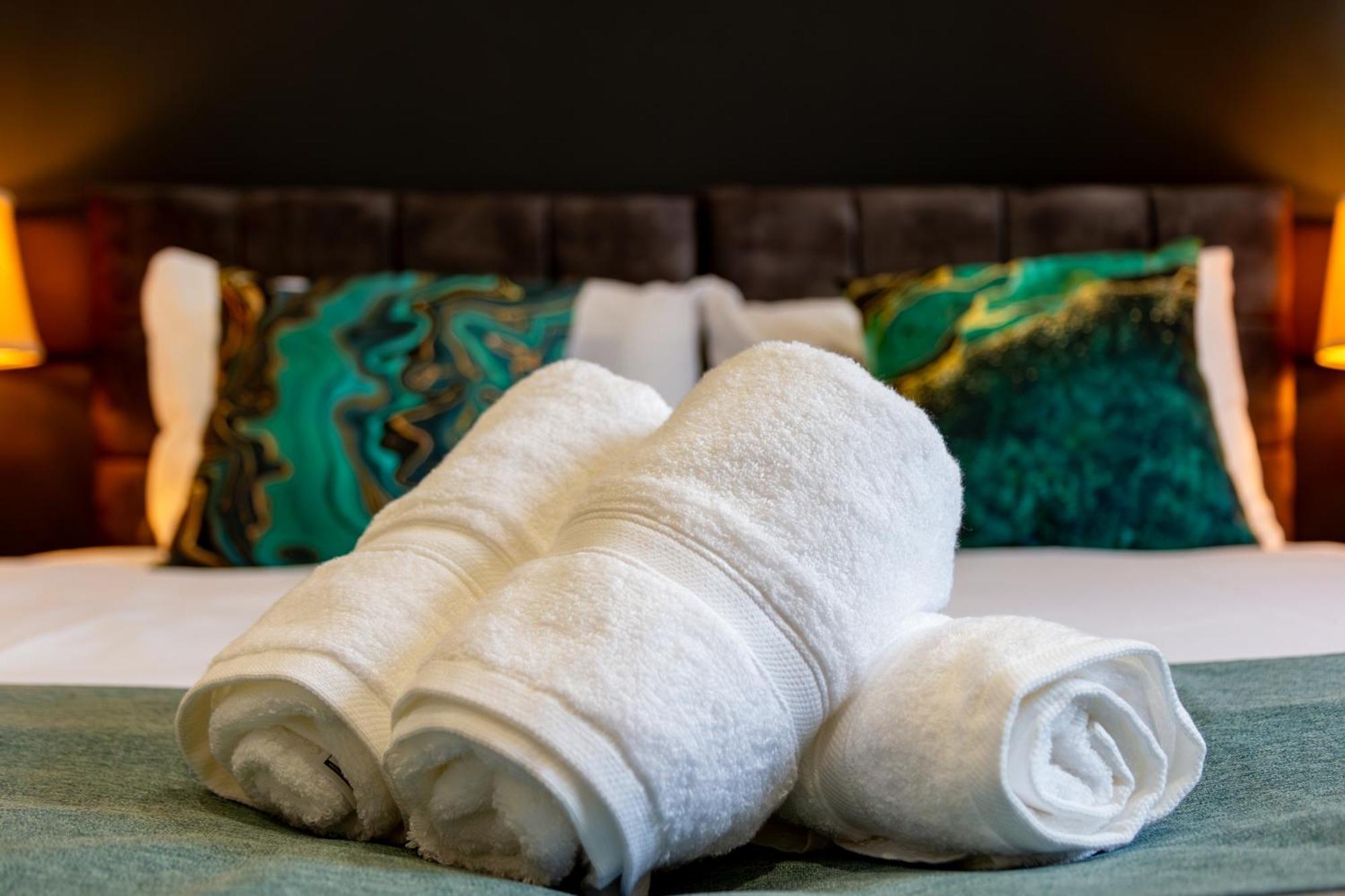 Appartamento Large & Stunning 2 Bed Flat In Zone 2- 15 Minutes From With Garden & Parking! 20 Percent Off Long Stays! 5 Separate Beds & Sleeps 6! Instant Book! Self-check-in! *