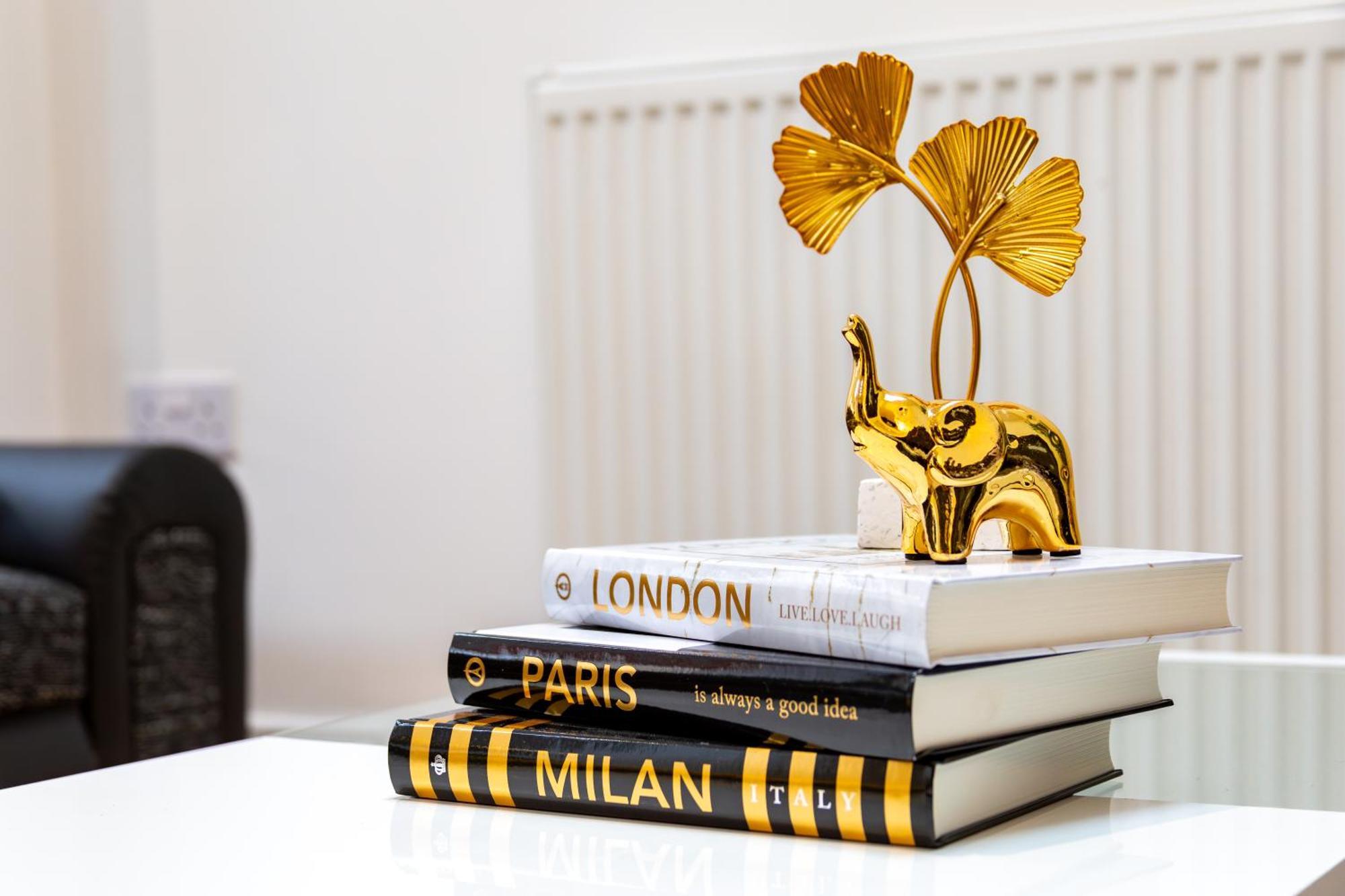 Large & Stunning 2 Bed Flat In Zone 2- 15 Minutes From With Garden & Parking! 20 Percent Off Long Stays! 5 Separate Beds & Sleeps 6! Instant Book! Self-check-in! Londra