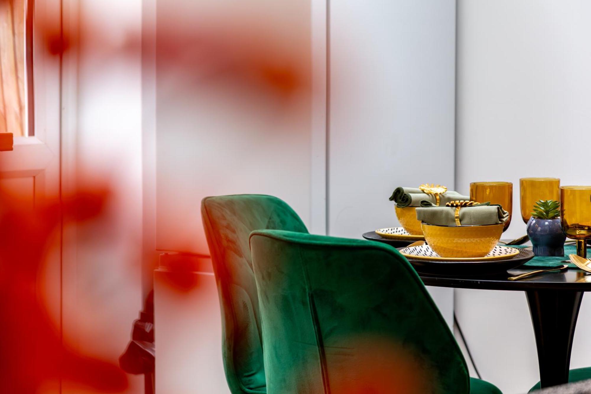 Large & Stunning 2 Bed Flat In Zone 2- 15 Minutes From With Garden & Parking! 20 Percent Off Long Stays! 5 Separate Beds & Sleeps 6! Instant Book! Self-check-in! Londra