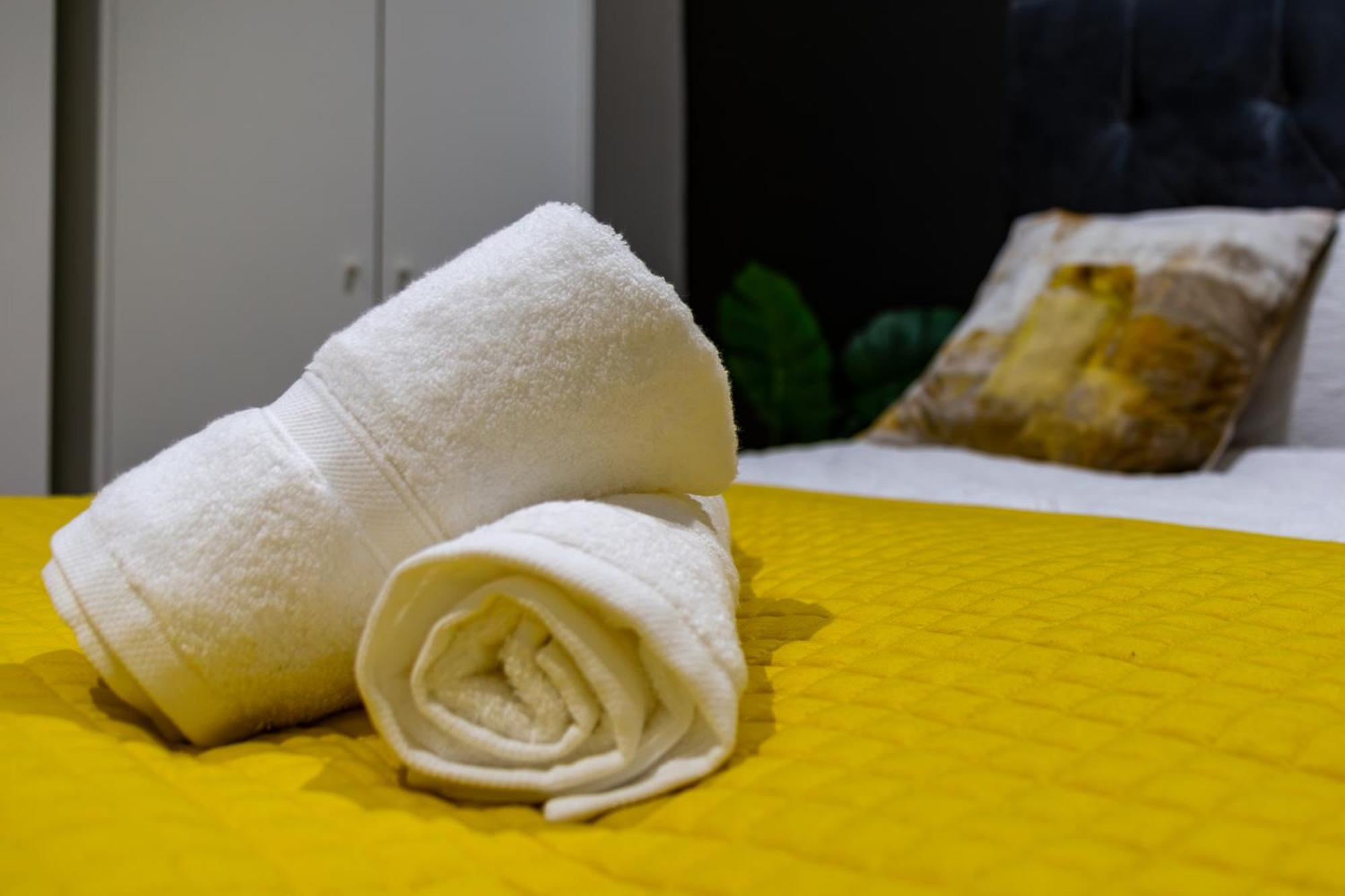 Large & Stunning 2 Bed Flat In Zone 2- 15 Minutes From With Garden & Parking! 20 Percent Off Long Stays! 5 Separate Beds & Sleeps 6! Instant Book! Self-check-in! *